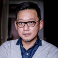 为获华仔“芳”心，袁莉在片中主动向华仔秋波频送、以身相许，一夜激情之后，使出浑身解数却仍难当华仔移情别恋。
