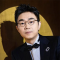 演员冯远征在微博转发了这一消息，并表示“北京人艺排演先生的话剧《吴王金戈越王剑》已成为人艺的经典剧目。