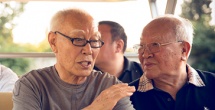 曝光的两款海报中，加菲也是将懒发挥到极致，无论怎样主打一个躺平。